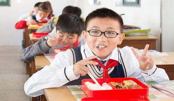 濟南團(tuán)體配餐迎來春天 中小學(xué)“學(xué)生餐配送”訂單接到手軟